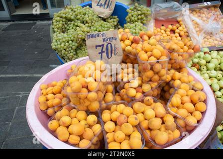 Istanbul, Turkey, Apricots  at a food market in Uskudar (Turkish, Üsküdar) district on the Anatolian (Asian) shore of the Bosphorus Stock Photo