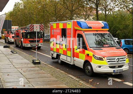 Leipzig - Weißes Pulver im Polizeirevier: ABC-Zug der Feuerwehr rückt an 20.10.2023 gegen 10.15 Uhr Leipzig, Richard-Lehmann-Straße Polizeirevier Im Bild: Ein Rettungswagen RTW steht vor einer Drehleiter der Feuerwehr Leipzig auf der Straße. Die Feuerwehr in Leipzig ist am Freitag, 20. Oktober, zu einem Gefahrgut-Einsatz in das Polizeirevier Leipzig-Südost an der Richard-Lehmann-Straße ausrücken. Dort wurde ein Briefumschlag mit unbekanntem, weißem Pulver entdeckt. Die Feuerwehr untersuchte die Substanz mit ihrem ABC-Zug, konnte jedoch keine Gefahr feststellen. Die Polizei ermittelt nun zur He Stock Photo