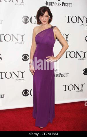 **FILE PHOTO** Haydn Gwynne Has Passed Away. Haydn Gwynne attends the 63rd Annual Tony Awards at Radio City Music Hall in New York City on June 7, 2009. Photo Credit: Henry McGee/MediaPunch Credit: MediaPunch Inc/Alamy Live News Stock Photo