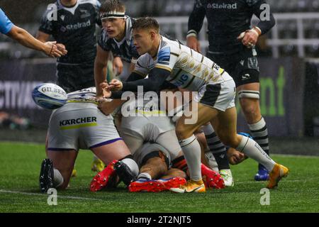Newcastle, UK. 20th Oct, 2023. Stephen Varney of Gloucester passes during the Gallagher Premiership match between Newcastle Falcons and Gloucester Rugby at Kingston Park, Newcastle on Friday 20th October 2023. (Photo: Chris Lishman | MI News) Credit: MI News & Sport /Alamy Live News Stock Photo