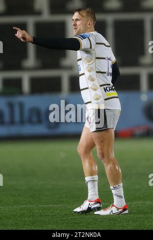 Newcastle, UK. 20th Oct, 2023. Chris Harris of Gloucester gestures during the Gallagher Premiership match between Newcastle Falcons and Gloucester Rugby at Kingston Park, Newcastle on Friday 20th October 2023. (Photo: Chris Lishman | MI News) Credit: MI News & Sport /Alamy Live News Stock Photo