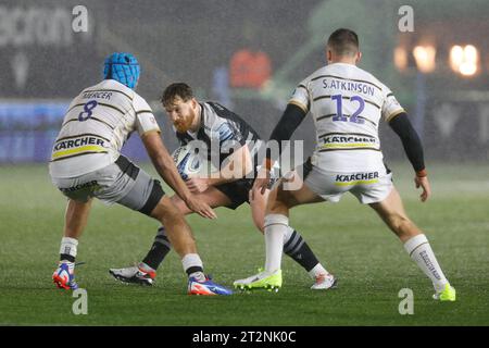 Newcastle, UK. 20th Oct, 2023. Rory Jennings of Newcastle Falcons looks to take on Zach Mercer of Gloucester during the Gallagher Premiership match between Newcastle Falcons and Gloucester Rugby at Kingston Park, Newcastle on Friday 20th October 2023. (Photo: Chris Lishman | MI News) Credit: MI News & Sport /Alamy Live News Stock Photo