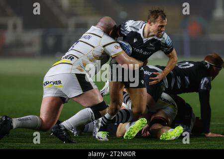 Newcastle, UK. 20th Oct, 2023. Fraser Balmain of Gloucester tackles Sam Stuart of Newcastle Falcons during the Gallagher Premiership match between Newcastle Falcons and Gloucester Rugby at Kingston Park, Newcastle on Friday 20th October 2023. (Photo: Chris Lishman | MI News) Credit: MI News & Sport /Alamy Live News Stock Photo