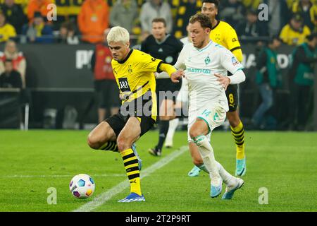 Dortmund, Germany. 20th Oct, 2023. Giovanni Reyna (L) of Borussia Dortmund vies with Senne Lynen of SV Werder Bremen during the first division of Bundesliga match between Borussia Dortmund and SV Werder Bremen in Dortmund, Germany, Oct. 20, 2023. Credit: Joachim Bywaletz/Xinhua/Alamy Live News Stock Photo