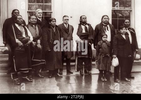 Osage Indians with Senator John W. Harreld and Representative Samuel James Montgomery at the White House when they called upon President Coolidge. (USA) Stock Photo