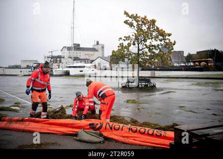 Koege, New Zealand. 21st Oct 2023. Cleaning up at the port. Destruction and flooding after the violent weather in Koege, Saturday 21 October 2023.. (Photo: Nils Meilvang/Ritzau Scanpix) Credit: Ritzau/Alamy Live News Stock Photo