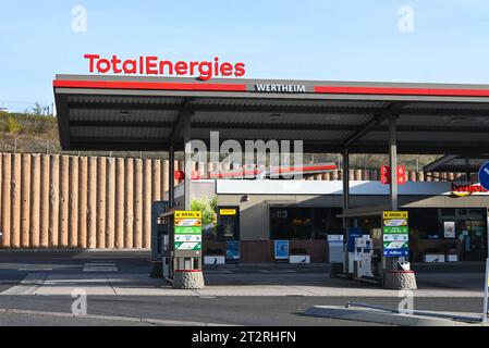 Total Energies - Tankstelle in Wertheim, Baden-Württemberg. Die TotalEnergies SE ist ein französisches Energieunternehmen mit Hauptsitz im Tour TotalEnergies Coupole im Hochhausviertel La Defense in Courbevoie bei Paris *** Total Energies service station in Wertheim, Baden Württemberg TotalEnergies SE is a French energy company headquartered in the Tour TotalEnergies Coupole in the high-rise district of La Defense in Courbevoie near Paris Credit: Imago/Alamy Live News Stock Photo