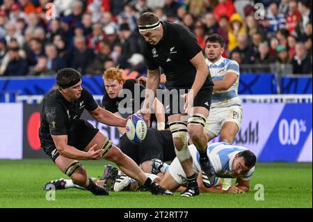 Julien Mattia/Le Pictorium - Argentina versus New Zealand, at the Stade de, France. 20th Oct, 2023. France/Seine-Saint-Denis/Saint-Denis - Argentina's lost ball recovered by New Zealand's Brodie Retallick and Scott Barrett during the Rugby World Cup semi-final between Argentina and New Zealand at the Stade de France on October 20, 2023. Credit: LE PICTORIUM/Alamy Live News Stock Photo