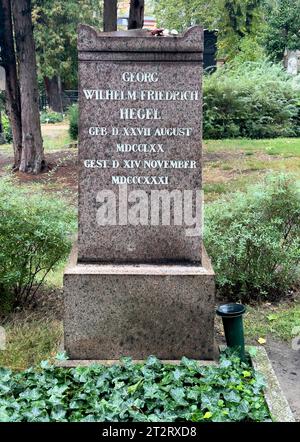 Georg Wilhelm Friedrich Hegel, Dorotheenstaedtischer Friedhof DEU, Deutschland, Germany, Berlin, 07.10.2023 Grab und Grabstaette von Georg Wilhelm Friedrich Hegel, deutscher Philosoph, auf dem Dorotheenstaedtischen Friedhof an der Chausseestrasse im Berliner Bezirk Mitte Berlin Deutschland . Der historische Friedhof beherbergt Graeber beruehmter Personen aus Kunst, Kultur und Wissenschaft en: Grave and burial site of Georg Wilhelm Friedrich Hegel, German philosopher, at the Dorotheenstaedtische Friedhof on Chausseestrasse in the Mitte district of Berlin Germany. The historic cemetery house Stock Photo