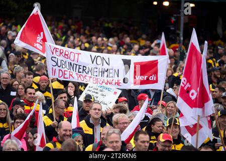 Post Protest gegen Postgesetz DEU, Deutschland, Germany, Berlin, 09.10.2023 Demonstranten der Deutschen Post AG und der Gewerkschaft verdi mit Plakat Verbot von Subunternehmen in der Postbranche auf der Demonstration und Kundgebung gegen die geplante Novelle vom Postgesetz der Bundesregierung vor dem Brandenburger Tor in Berlin Deutschland . Mitarbeiter der Deutschen Post aus ganz Deutschland demonstrieren fuer den Erhalt der Arbeitsplaetzte, einem postalischen Ordnungsrahmen und den Erhalt der bestehenden Lizenzpflicht und deren Ausweitung auf den Paketmarkt en: Demonstrators Deutsche Post AG Stock Photo