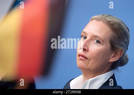 Alice Weidel, AfD DEU, Deutschland, Germany, Berlin, 09.10.2023 Alice Weidel, Parteivorsitzender der AfD, Alternative fuer Deutschland, und Deutschlandfahne waehrend der Pressekonferenz der AfD unter dem Motto Bereit fuer Mehr am Tag nach den Landtagswahlen in Hessen und Bayern in Berlin Deutschland . Bei beiden Wahlen konnte die AfD stark zulegen und belegte in Hessen den zweiten und in Bayern den dritten Platz en: Alice Weidel, co-leader of the right-wing party AfD, Alternative fuer Deutschland, Alternative for Germany, and German flag during a press call of the AfD the day after Hesse a Stock Photo