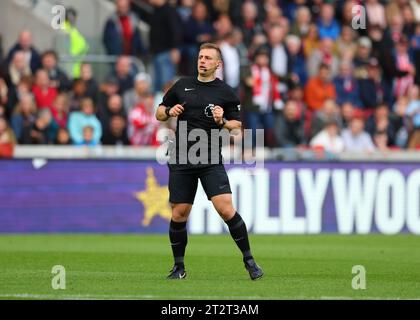 Brentford, London, UK. 21st October 2023; Gtech Community Stadium, Brentford, London, England; Premier League Football, Brentford versus Burnley; Referee Josh Smith Credit: Action Plus Sports Images/Alamy Live News Stock Photo