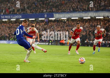 Chelsea, London, UK. 21st October 2023; Stamford Bridge, Chelsea, London, England: Premier League Football, Chelsea versus Arsenal; Cole Palmer of Chelsea scores from the penalty spot for 1-0 in the 15th minute Credit: Action Plus Sports Images/Alamy Live News Stock Photo