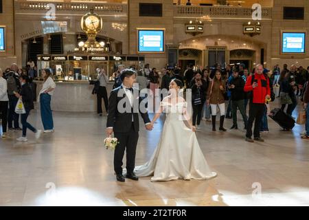 Bride and Groom pose in the grand concourse of Grand Central terminal, 2023, New York City, USA Stock Photo