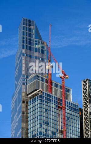 Two tower cranes are being used to construct 8 Bishopsgate, a 51-storey office building. Behind it stands 22 Bishopsgate, a 62-storey skyscraper. 8 Bi Stock Photo