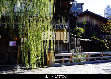 Traditional Japanese houses and wooden bridges on the Shirakawa River in Gion, Kyoto Stock Photo