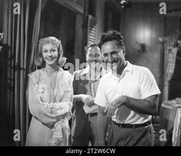 Leading lady VIVIEN LEIGH with playwright TENNESSEE WILLIAMS and director ELIA KAZAN on the set of A STREETCAR NAMED DESIRE 1951 Music ALEX NORTH Warner Brothers Stock Photo