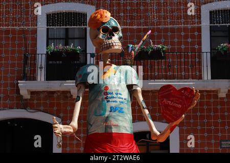 Atlixco, Mexico. 20th Oct, 2023. October 20, 2023 in Atlixco, Mexico: A monumental Catrina that was installed as part of the Day of the Dead celebration, is seen in the main square in the municipality of Atlixco. on October 20, 2023 in Atlixco, Mexico. (Photo by Carlos Santiago/Eyepix Group) (Photo by Eyepix/NurPhoto)0 Credit: NurPhoto SRL/Alamy Live News Stock Photo