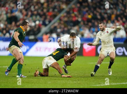 England's Ollie Lawrence tackled by South Africa's Kurt-Lee Arendse during the Rugby World Cup 2023 semi final match at the Stade de France, Saint-Denis. Picture date: Saturday October 21, 2023. Stock Photo