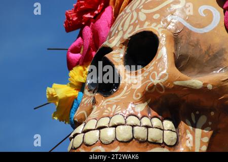 Atlixco, Mexico. 20th Oct, 2023. October 20, 2023 in Atlixco, Mexico: A monumental Catrina that was installed as part of the Day of the Dead celebration, is seen in the main square in the municipality of Atlixco. on October 20, 2023 in Atlixco, Mexico. (Photo by Carlos Santiago/Eyepix Group) (Photo by Eyepix/NurPhoto)0 Credit: NurPhoto SRL/Alamy Live News Stock Photo