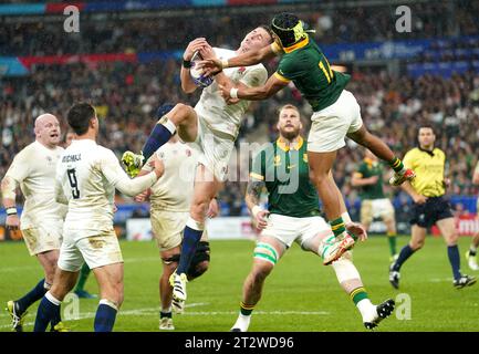 England's Freddie Steward and South Africa's Kurt-Lee Arendse compete for possession during the Rugby World Cup 2023 semi final match at the Stade de France, Saint-Denis. Picture date: Saturday October 21, 2023. Stock Photo