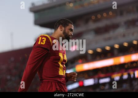 Los Angeles, California, USA. 21st Oct, 2023. Southern California quarterback CALEB WILLIAMS (13) warms up on the sideline between plays during a NCAA football game between Southern California and Utah at the Los Angeles Memorial Coliseum in Los Angeles, California. (Credit Image: © Brenton Tse/ZUMA Press Wire) EDITORIAL USAGE ONLY! Not for Commercial USAGE! Stock Photo