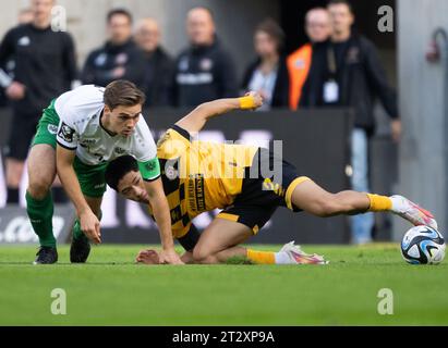 Dresden, Germany. 23rd July, 2022. Soccer: 3rd league, SG Dynamo Dresden - TSV  1860 Munich, Matchday 1, Rudolf Harbig Stadium. Dynamo's Kyu-hyun Park (l)  against Munich's Albion Vrenezi. Credit: Robert Michael/dpa/Alamy Live