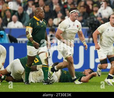 England's Tom Curry (right) and South Africa's Bongi Mbonambi (left) during the Rugby World Cup, semi final match at the Stade de France, Saint-Denis. England have until Monday morning to lodge a complaint after Tom Curry alleged he was the victim of a racist slur in Saturday's 16-15 World Cup semi-final defeat by South Africa. Picture date: Friday October 21, 2023. Stock Photo