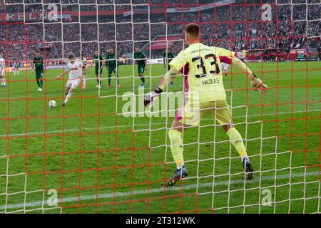 Florian KAINZ K schiesst diesen Elfmeter, Torwart Nicolas MORITZ MG pariert, aber der Elfmeter wird wiederholt Fussball 1. Bundesliga, 8.Spieltag, 1. FC Koeln K - Borussia Moenchengladbach MG 3:1 am 22.10.2023 im Rheinenergie-Stadion in Koeln/Deutschland. DFL regulations prohibit any use of photographs as image sequences and/or quasi-video *** Florian KAINZ K shoots this penalty, goalkeeper Nicolas MORITZ MG saves, but the penalty is retaken Football 1 Bundesliga, Matchday 8, 1 FC Koeln K Borussia Moenchengladbach MG 3 1 on 22 10 2023 at Rheinenergie Stadion in Koeln Germany DFL regulations pr Stock Photo