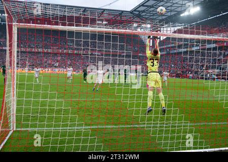 Florian KAINZ K schiesst diesen Elfmeter, Torwart Nicolas MORITZ MG pariert, aber der Elfmeter wird wiederholt Fussball 1. Bundesliga, 8.Spieltag, 1. FC Koeln K - Borussia Moenchengladbach MG 3:1 am 22.10.2023 im Rheinenergie-Stadion in Koeln/Deutschland. DFL regulations prohibit any use of photographs as image sequences and/or quasi-video *** Florian KAINZ K shoots this penalty, goalkeeper Nicolas MORITZ MG saves, but the penalty is retaken Football 1 Bundesliga, Matchday 8, 1 FC Koeln K Borussia Moenchengladbach MG 3 1 on 22 10 2023 at Rheinenergie Stadion in Koeln Germany DFL regulations pr Stock Photo