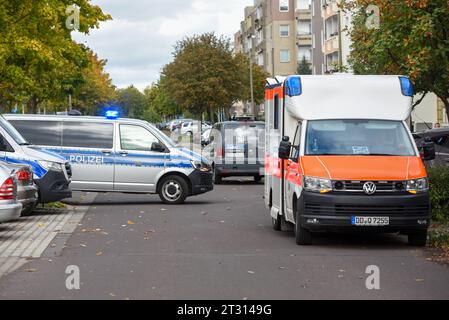 Leipzig - AfD protestiert gegen geplantes Asylheim in Paunsdorf - Gegenprotest formiert sich 22.10.2023 Uhr ab 13.30 Uhr Leipzig-Paunsdorf, Klettenstraße Im Bild: Polizei und ein Rettungswagen der Polizei stehen auf einer Demonstratuon Am 22.10.2023 kam es in Leipzig-Paunsdorf zu einer Kundgebung der Alternative für Deutschland AfD, die damit gegen ein geplantes Asylbewerberheim demonstriert hat. Daran nahmen nach Angaben der Polizei rund 100 Menschen teil. Dagegen formierte sich ebenfalls ein sich im niedrigen dreistelligen Bereich befindlicher Protest von Gegnern der als rechtsextrem motivie Stock Photo