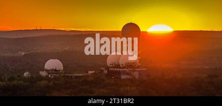 Sonnenuntergang, Radarturm, Abhörstation Teufelsberg, Grunewald, Charlottenburg-Wilmersdorf, Berlin, Deutschland *** Sunset, radar tower, Teufelsberg listening station, Grunewald, Charlottenburg Wilmersdorf, Berlin, Germany Credit: Imago/Alamy Live News Stock Photo