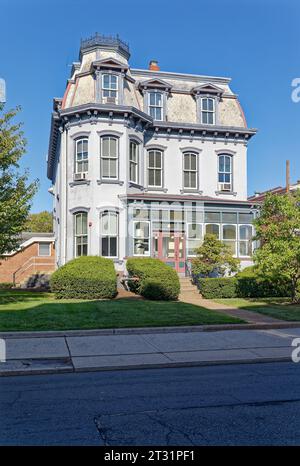 Ewing and Carroll, Trenton: Christopher House, 55 North Clinton Avenue, is a gray stucco residence with enclosed porch and Mansard roof. Stock Photo