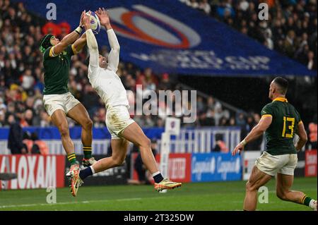 Saint Denis, France. 21st Oct, 2023. Julien Mattia/Le Pictorium - England - South Africa - Rugby World Cup - 21/10/2023 - France/Seine-Saint-Denis/Saint-Denis - Chelsin Kolbe and Jonny May battle for the ball during the Rugby World Cup semi-final between England and South Africa at the Stade de France on October 21, 2023. Credit: LE PICTORIUM/Alamy Live News Stock Photo