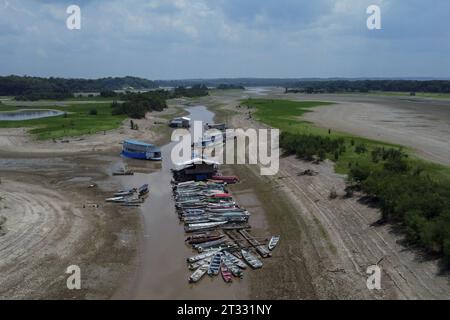 Manaus, Brazil. 22nd Oct, 2023. AM - MANAUS - 10/22/2023 - ARCHIVE, 10/20/2023, MANAUS, HISTORIC DROUGHT, LAGO DO PURAQUEQUARA - Archive 10/20/2023 - Puraquequara Lake, located in the east zone of the city of Manaus, has channels formed by drought history that affects the region, where small boats pass, with sections reaching less than 1 meter deep. Photo: Suamy Beydoun/AGIF Credit: AGIF/Alamy Live News Stock Photo