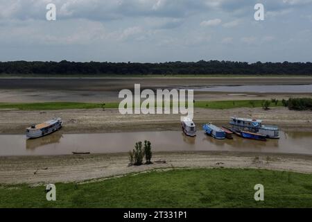 Manaus, Brazil. 22nd Oct, 2023. AM - MANAUS - 10/22/2023 - ARCHIVE, 10/20/2023, MANAUS, HISTORIC DROUGHT, LAGO DO PURAQUEQUARA - Archive 10/20/2023 - Puraquequara Lake, located in the east zone of the city of Manaus, has channels formed by drought history that affects the region, where small boats pass, with sections reaching less than 1 meter deep. Photo: Suamy Beydoun/AGIF Credit: AGIF/Alamy Live News Stock Photo