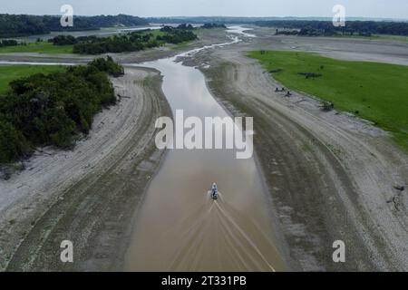 Manaus, Brazil. 22nd Oct, 2023. AM - MANAUS - 10/22/2023 - ARCHIVE, 10/20/2023, MANAUS, HISTORIC DROUGHT, LAGO DO PURAQUEQUARA - Archive 10/20/2023 - Puraquequara Lake, located in the east zone of the city of Manaus, has channels formed by drought history that affects the region, where small boats pass, with sections reaching less than 1 meter deep. Photo: Suamy Beydoun/AGIF Credit: AGIF/Alamy Live News Stock Photo