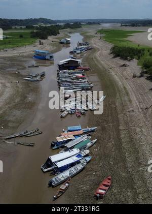 Manaus, Brazil. 22nd Oct, 2023. AM - MANAUS - 10/22/2023 - ARCHIVE, 10/20/2023, MANAUS, HISTORIC DROUGHT, LAGO DO PURAQUEQUARA - Archive 10/20/2023 - Puraquequara Lake, located in the east zone of the city of Manaus, has channels formed by drought history that affects the region, where small boats pass, with sections reaching less than 1 meter deep. Photo: Suamy Beydoun/AGIF Credit: AGIF/Alamy Live News Stock Photo