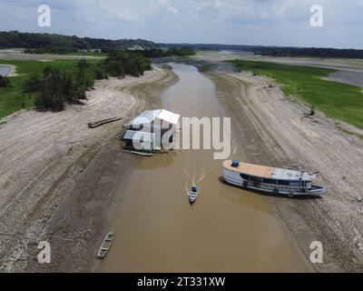 Manaus, Brazil. 22nd Oct, 2023. AM - MANAUS - 10/22/2023 - ARCHIVE, 10/20/2023, MANAUS, HISTORIC DROUGHT, LAGO DO PURAQUEQUARA - Archive 10/20/2023 - Puraquequara Lake, located in the east zone of the city of Manaus, has channels formed by drought history that affects the region, where small boats pass, with sections reaching less than 1 meter deep. Photo: Suamy Beydoun/AGIF (Photo by Suamy Beydoun/AGIF/Sipa USA) Credit: Sipa USA/Alamy Live News Stock Photo