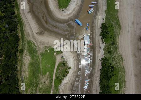 Manaus, Brazil. 22nd Oct, 2023. AM - MANAUS - 10/22/2023 - ARCHIVE, 10/20/2023, MANAUS, HISTORIC DROUGHT, LAGO DO PURAQUEQUARA - Archive 10/20/2023 - Puraquequara Lake, located in the east zone of the city of Manaus, has channels formed by drought history that affects the region, where small boats pass, with sections reaching less than 1 meter deep. Photo: Suamy Beydoun/AGIF (Photo by Suamy Beydoun/AGIF/Sipa USA) Credit: Sipa USA/Alamy Live News Stock Photo