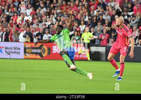 St. Louis, Missouri, USA. 21st Oct, 2023. Seattle Sounders FC defender YEIMAR G'MEZ ANDRADE (28) lunges to gain control of the ball against St. Louis City SC at CityPark in St. Louis. (Credit Image: © Sven White/ZUMA Press Wire) EDITORIAL USAGE ONLY! Not for Commercial USAGE! Stock Photo