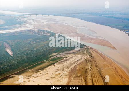 PUYANG, CHINA - OCTOBER 22, 2023 - Aerial photo taken on Oct 22, 2023 shows the trace of the Yellow River flowing over the beach in Puyang City, Centr Stock Photo