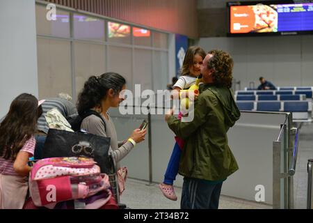 Rio de Janeiro RJ, 10/23/2023 - Repatriation/of/Brazilians/coming/from/Israel Rio de Janeiro RJ, 10/23/2023 - Repatriation/of/Brazilians/coming/from/Israel - Ninth KC-30 aircraft Airbus A330 200, from the Brazilian Air Force FAB, took off at 5:25 pm local time this Saturday 22 and landed at 04:00. this Sunday 23, at the Galeao Air Base, Rio de Janeiro. The repatriation is part of Operation Returning in Peace, carried out by the federal government after the confrontation that began on 10/07, between Israel and the Hamas Group, in the Middle East. Photo: Beto Catharino Jr/Ato Press Rio de Janeir Stock Photo