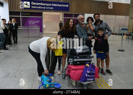 Rio de Janeiro RJ, 10/23/2023 - Repatriation/of/Brazilians/coming/from/Israel Rio de Janeiro RJ, 10/23/2023 - Repatriation/of/Brazilians/coming/from/Israel - Ninth KC-30 aircraft Airbus A330 200, from the Brazilian Air Force FAB, took off at 5:25 pm local time this Saturday 22 and landed at 04:00. this Sunday 23, at the Galeao Air Base, Rio de Janeiro. The repatriation is part of Operation Returning in Peace, carried out by the federal government after the confrontation that began on 10/07, between Israel and the Hamas Group, in the Middle East. Photo: Beto Catharino Jr/Ato Press Rio de Janeir Stock Photo