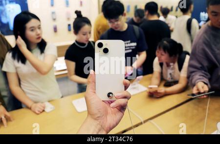 SHANGHAI, CHINA - SEPTEMBER 24, 2023 - Customers experience iPhone 15 series phones at an Apple store in Shanghai, China, September 24, 2023. With the Stock Photo