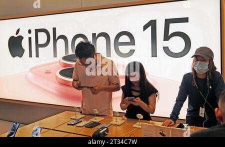 SHANGHAI, CHINA - SEPTEMBER 24, 2023 - Customers experience iPhone 15 series phones at an Apple store in Shanghai, China, September 24, 2023. With the Stock Photo