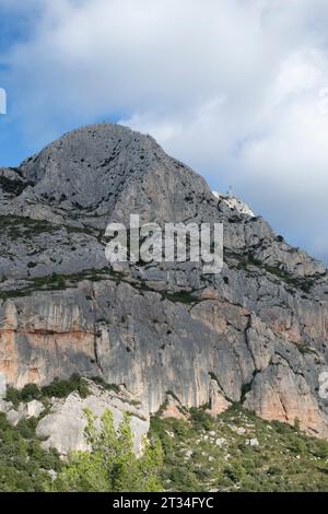 Vertical view of the western end of the Montagne Sainte Victoire with the Cross of Provence, Saint Antonin sur Bayon, Bouches du Rhone, France Stock Photo
