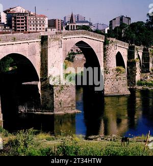 PUENTE ROMANO SOBRE EL RIO MIÑO CONSTRUIDO EN TIEMPOS DE TRAJANO - RECONSTRUIDO EN EL SIGLO XIII - FOTO AÑOS 60. Location: EXTERIOR. Orense. SPAIN. Stock Photo