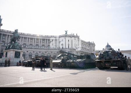 Wien, Österreich. 23 Oktober 2023. Panzer und Fluggeräte des Österreichischen Bundesheeres am Heldenplatz im Vorfeld der Informations- und Leistungsschau des Österreichischen Bundesheeres am 26. Oktober, Nationalfeiertag. *** Vienna, Austria 23 October 2023 Tanks and aircraft of the Austrian Armed Forces at Heldenplatz in the run-up to the information and performance show of the Austrian Armed Forces on 26 October, National Day. Stock Photo