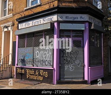 Old Ye Olde Corner Shoppe, Morgan St, Off Licence, fresh fruit & veg , Mile End, London, England, E3 5AA Stock Photo